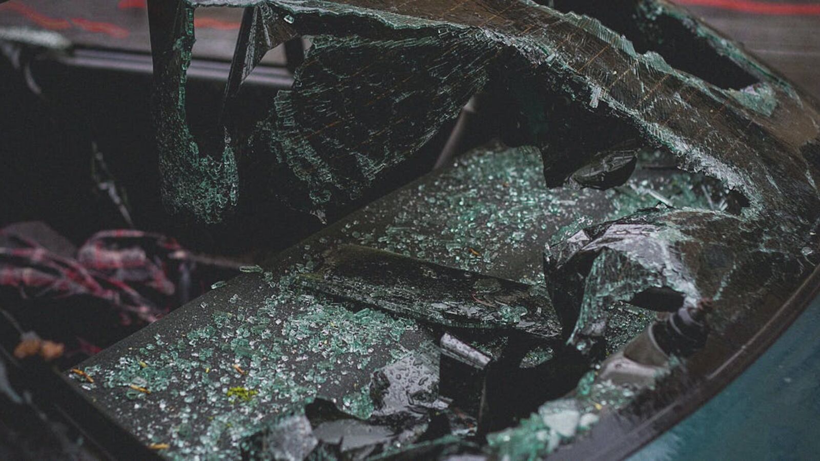 Кейс: продажа автомобиля после ДТП в Санкт-Петербурге — Detailed view of shattered car windshield after accident, emphasizing damage and broken glass.