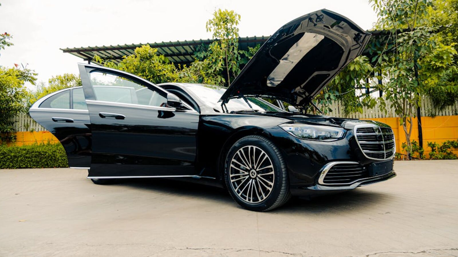 Кейс: продажа премиального автомобиля в срочном сценарии в Санкт-Петербурге — Black luxury sedan with open hood parked outdoors, showcasing elegance.