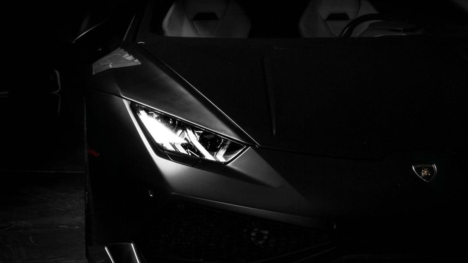 Срочный выкуп авто в Санкт-Петербурге — Dark, moody capture of a sleek, black sports car highlighting its elegant design.