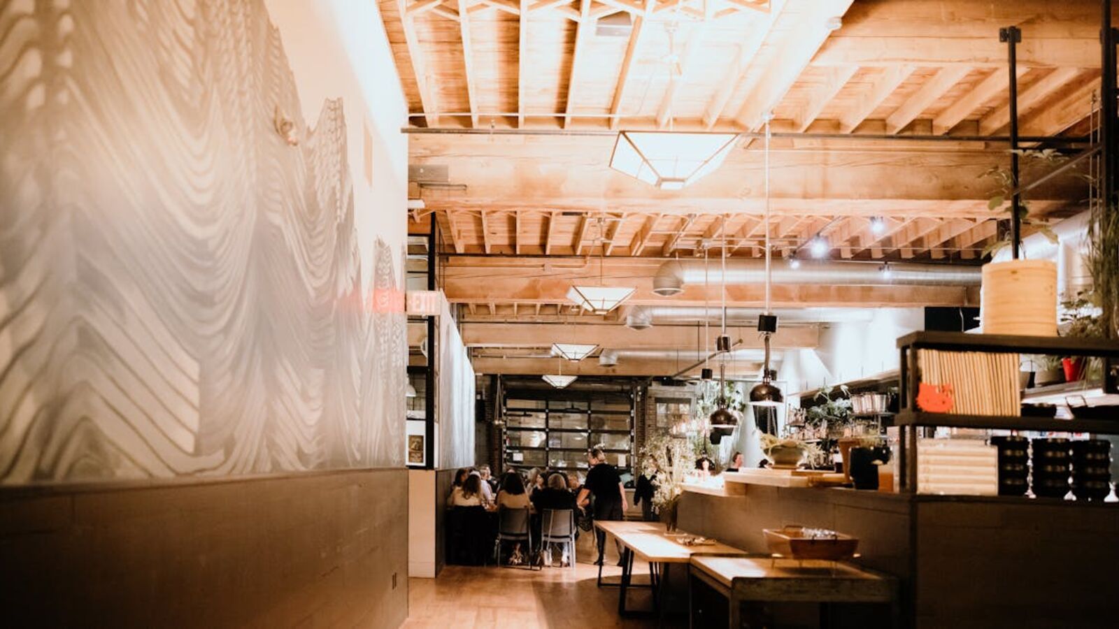 Кейс: продажа активов ресторана целиком при закрытии в Санкт-Петербурге — Stylish restaurant interior featuring wooden ceiling and contemporary decor.