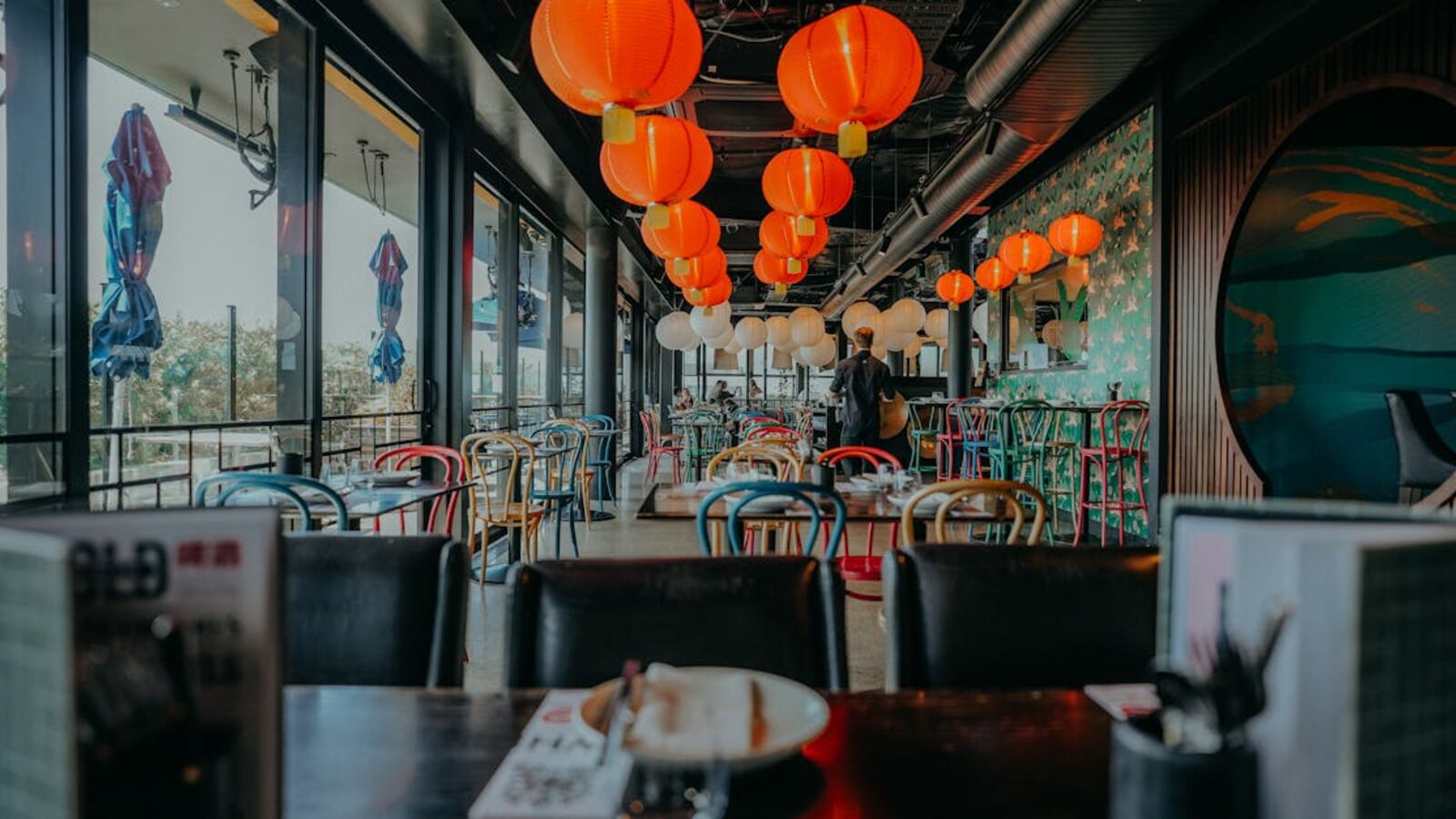 Выкуп оборудования при ликвидации бизнеса в Санкт-Петербурге — Modern Asian restaurant interior featuring colorful lanterns and vibrant decor.
