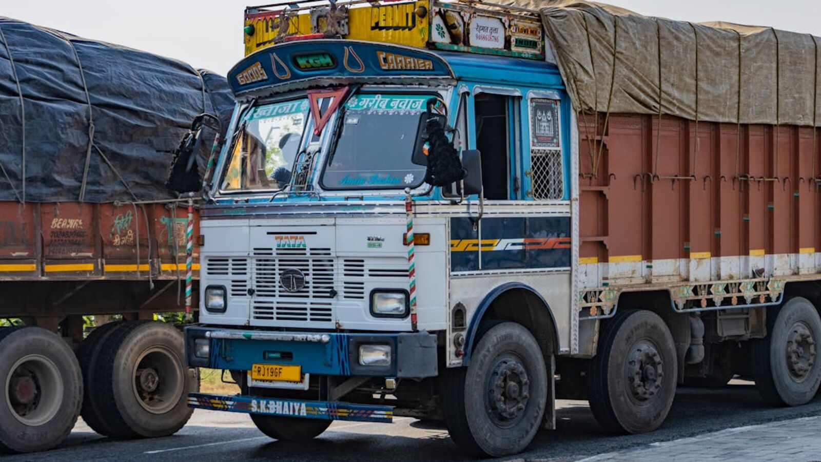 Выкуп рефрижераторов в Санкт-Петербурге — Vibrant Tata truck on an Indian highway near Deeg, Uttar Pradesh showcasing cultural designs.