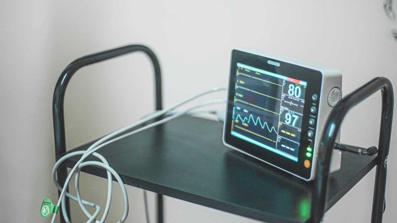 Кейс: продажа медоборудования клиники при переезде в Санкт-Петербурге — Medical equipment showing heart rate on screen in hospital room.