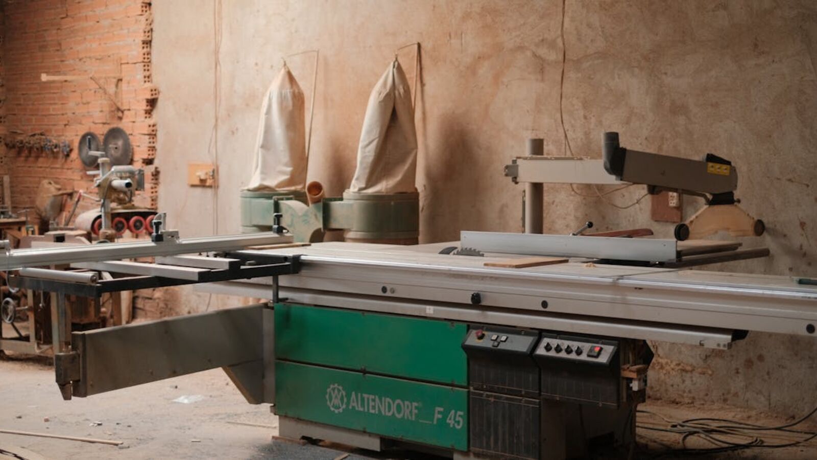 FAQ — Частые вопросы — Cozy woodworking workshop featuring a professional Altendorf F45 sliding table saw.