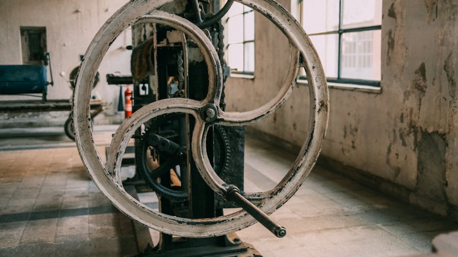 Выкуп редкой техники в Санкт-Петербурге — Close-up of a vintage industrial machine in an abandoned factory setting.