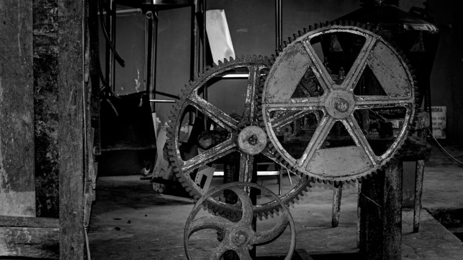 Кейс: продажа нестандартного транспорта редкого класса в Санкт-Петербурге — Black and white photo capturing rustic gears in an industrial setting.