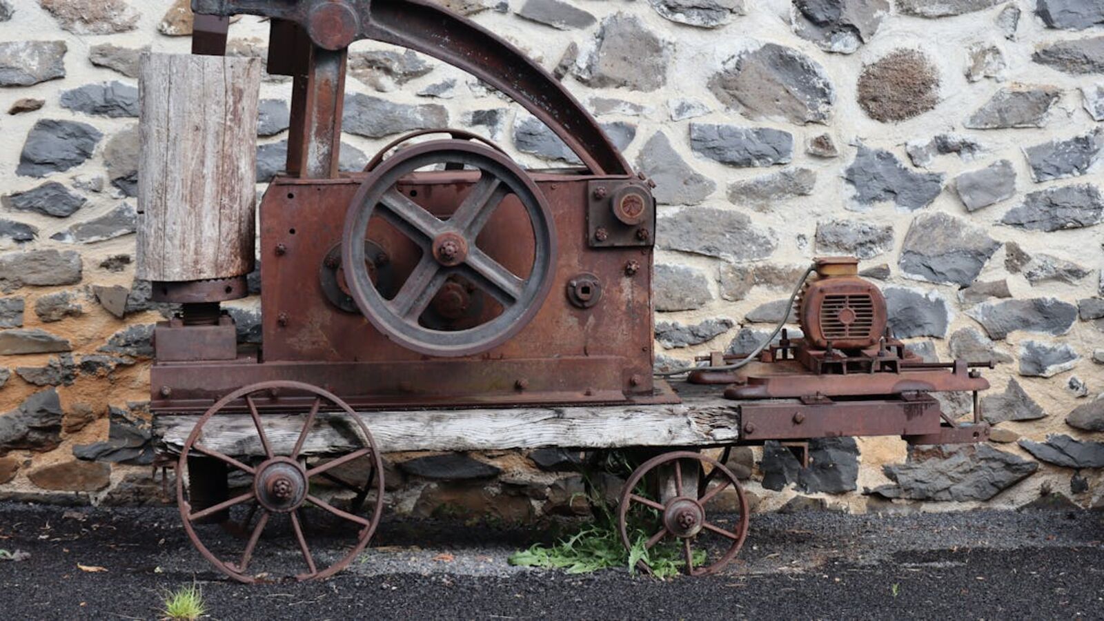 Кейс: продажа редкой коллекционной техники в Санкт-Петербурге — Rusted vintage machinery with stone wall background, perfect for industrial themes.
