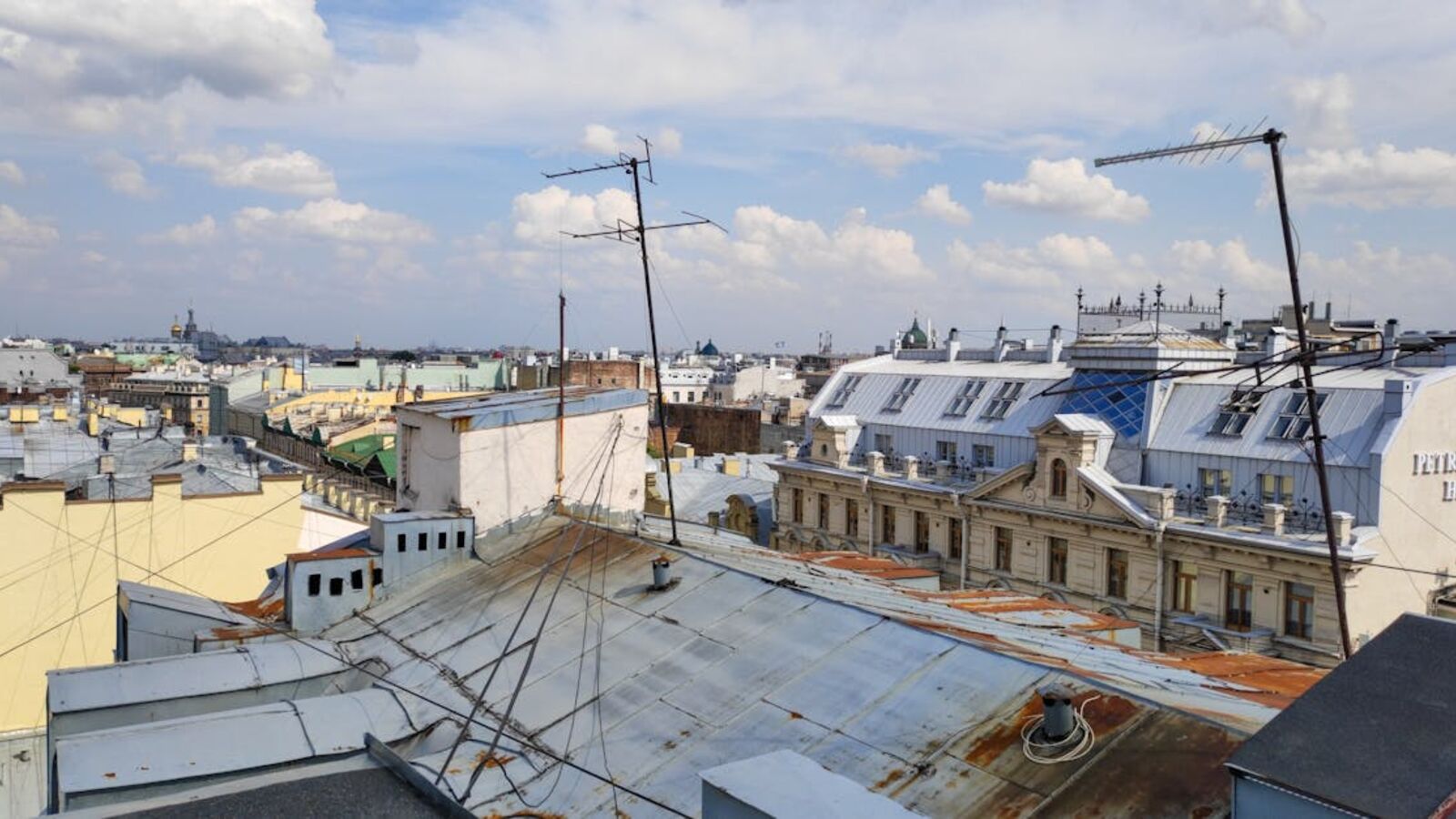 Кейс: продажа квартиры с долгами в Санкт-Петербурге — Aerial view of historic rooftops and skyline in Saint Petersburg, showcasing urban architecture and vibrant city landscape.