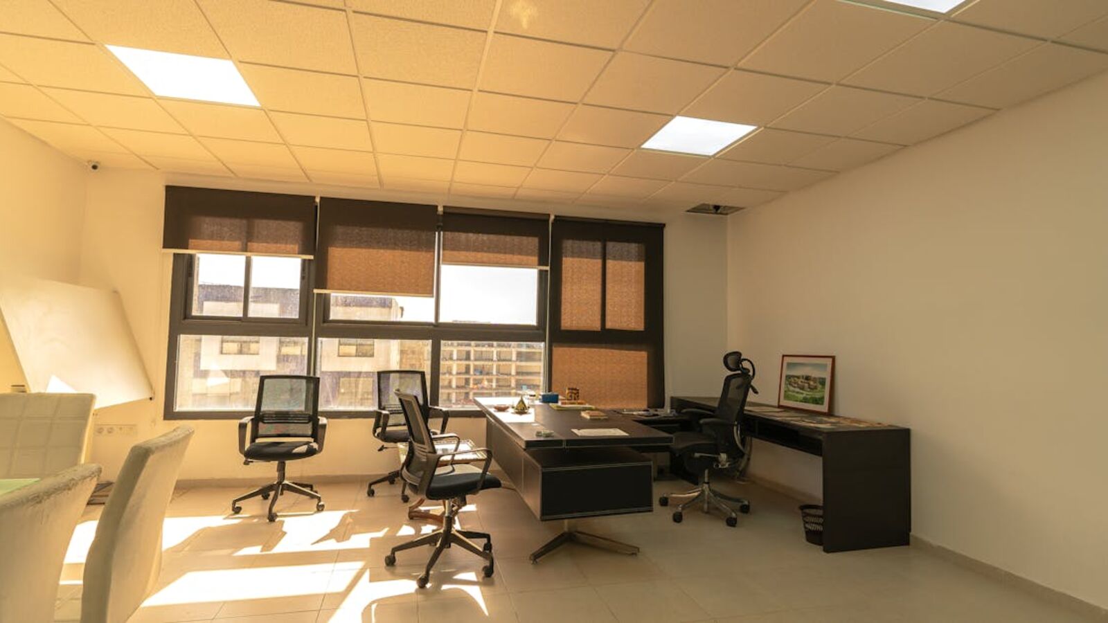 Кейс: продажа офиса со слабой ликвидностью в Санкт-Петербурге — Bright and spacious office interior with natural lighting, featuring desks and chairs.