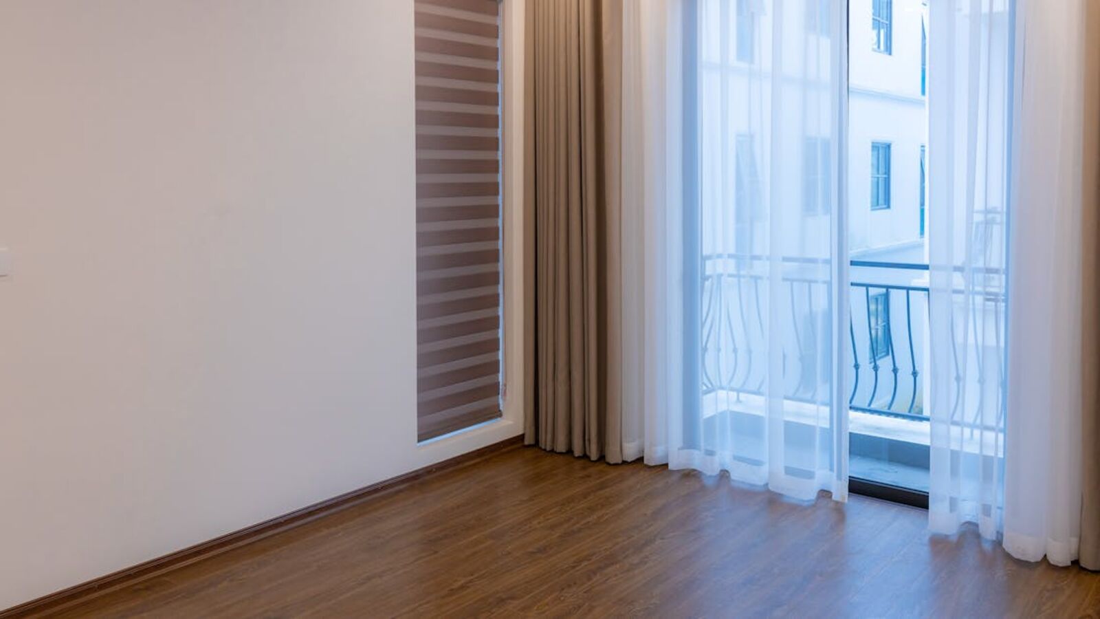 Кейс: продажа комнаты в коммунальной квартире в Санкт-Петербурге — Bright modern room with wooden floor and large windows, ideal for real estate or interior design inspiration.