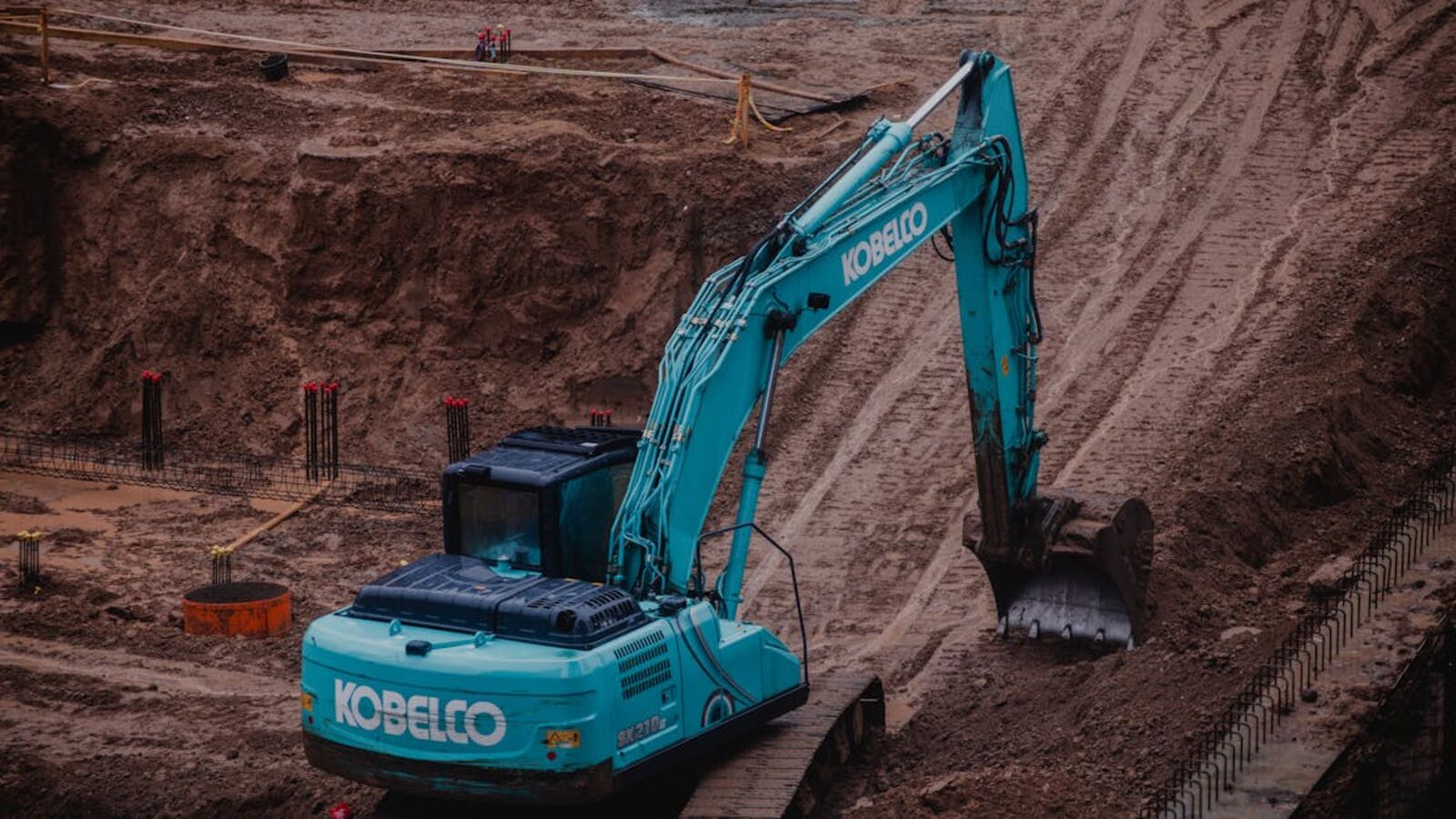 Выкуп сеялок в Санкт-Петербурге — Blue excavator digging a pit at a construction site in Vilnius, Lithuania.